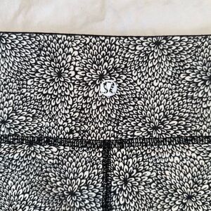 Lululemon Athletica Black & White Flower Print Leggings